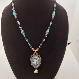 Glass beads with antique cameo pemdant